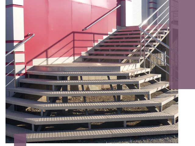 Лестницы для магазина в Шелехове — изготовление и монтаж