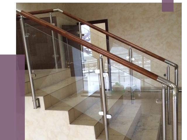 Комбинированные перила из металла и дерева в Шелехове