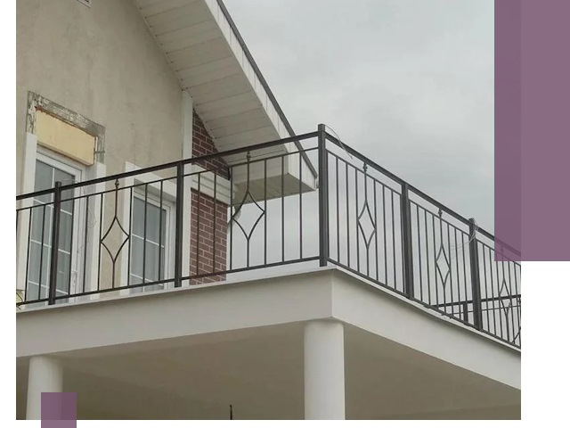 Изготовление балконных ограждений в Шелехове из металла и стекла